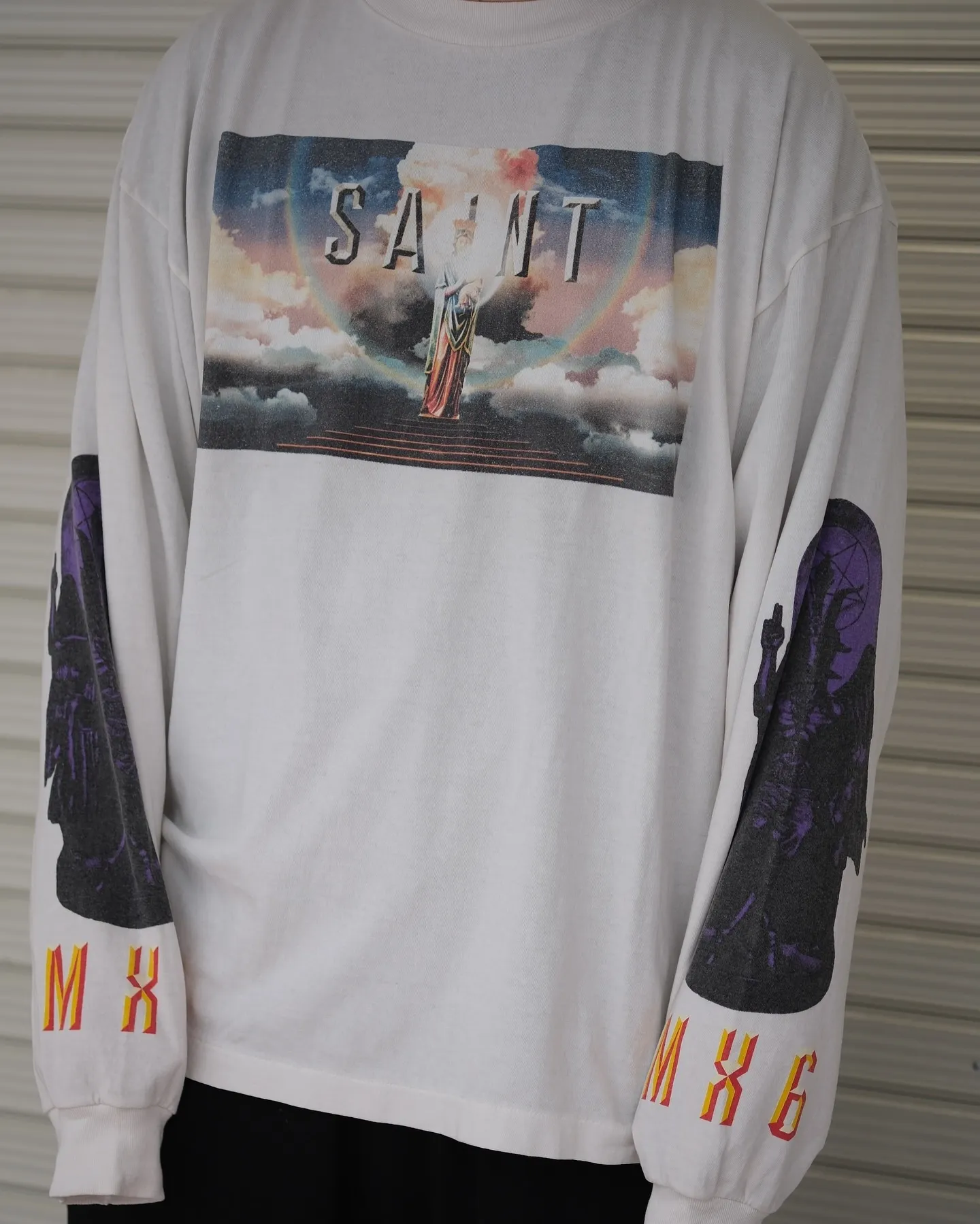 SAINT Mxxxxxx SAINT PICTURES L/S TEE/WHITE Columbia Pictures SAINT Goddess Long Sleeve Off-White S-XL Pays tribute to the Columbia Pictures Title Goddess. Full of fun. Ready-made clothes are washed. The texture is soaring. Authentic level printing is restored. Look for cylindrical seamless fabrics. It is almost meaningless if it is not a cylindrical fabric.